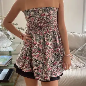 Så fin klänning!! Har en liten reva men syns knappt som man kan se på sista bilden! 🥰
