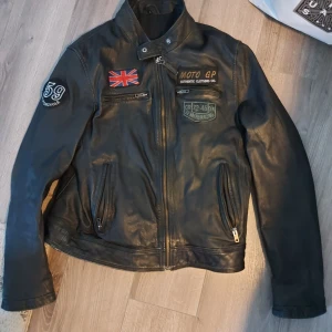 Skinnjacka Roberto Bertolucci  - En skinnjacka märke Roberto Bertolucci i storlek L. Fint begagnat skick. 