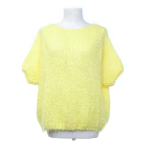 Gul tröja - Säljer nu denna fina sommar tröjan, väldigt mjuktmatrial och sticks inte alls🤗