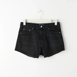Shorts - Jeansshorts från Gina Tricot. Endast använd fåtal gånger och är i mycket gott skick. Köpt för 299kr
