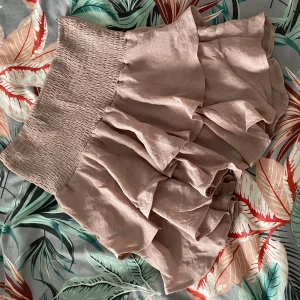 Kjol - Volangaktig beige kjol som passar flera storlekar då den en stretchiga i midjan! Använd några gånger men i underbart skick🫶🏼