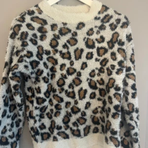 Stickad tröja  - Säljer denna fina tröjan från lindex då den inte kommer till användning. Storlek 146-152 men passar mig som har XS. Köparen står för frakt💘