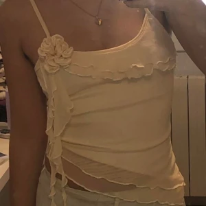 gullig top - jätte gullig topp från shein men använder den tyvärr inte! bilderna är inte mina