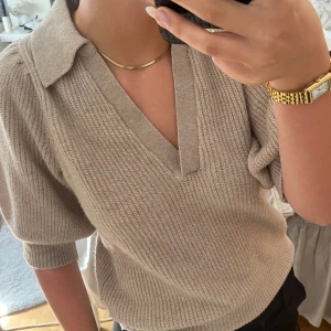 Stickad tröja - Beige stickad tröja med korta ärmar! Köptes förra vintern och blivit använd få tal gånger- därför fortfarande väldigt bra skick!💗 Köparen står för frakt!