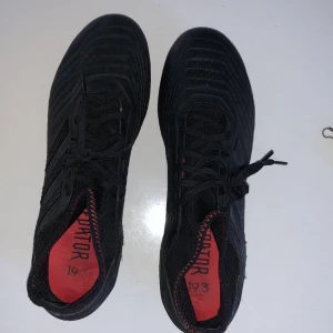 Fotbollsskor  - Strl 43 1/2, Dom är i topp skick utan nåra skador och är knappt använda, samt skruv dobbar på dom. Bra för konstgräs och gräs.