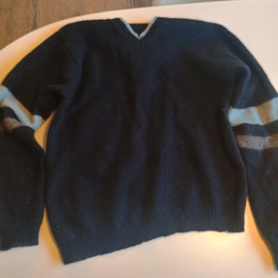 Stickad V-neck tjocktröja