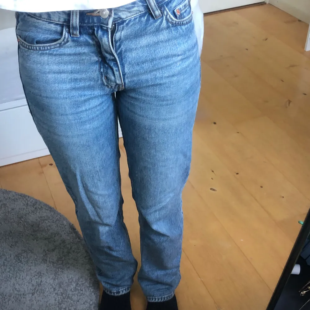 Säljer mina lowwaist straight jeans från Gina då dom inte kommer till användning, passar mig som är 167 perfekt 💕💕 Pris går att diskutera !!. Jeans & Byxor.