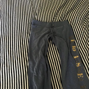 Low waist Victoria Secret mjukisar. - Säljer mina favvvooo lowwaist mjukisbyxor från Victoria secret. Väldigt fint skick. Går ej att köpa längre!