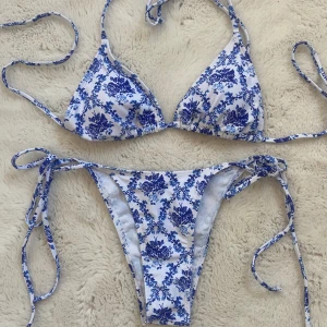 Bikini - Säljer denna vackra bikini då den inte kommer till användning. Bikinin är helt ny och aldrig är använd. Den är väldigt fin på men jag skulle säga att underdelen är stor i storlek medan överdelen är bra i storlek. 