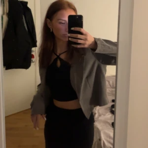 Cropped grå kavaj - En croppad grå kavaj. Ursnygg men kommer ej till användning längre. Köpt på vero Moda 