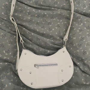 Vit väska - Snygg väska som passar till alla tillfällen! Går att bestämma själv hur långt bandet ska vara💓