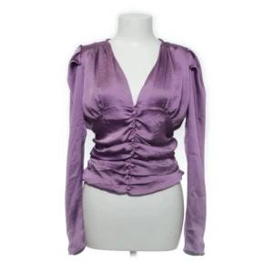 Lila blus  - Snygg lila blus i gott skick 