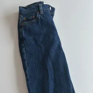 Super fina bootcut jeans från & other stories i mörk blå. Är i storlek 24/32 och passar någon som är 165 lång🩷