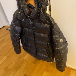 Moncler maya jacka - Vinter jacka moncler maya andvänt några gånger som helt ny 