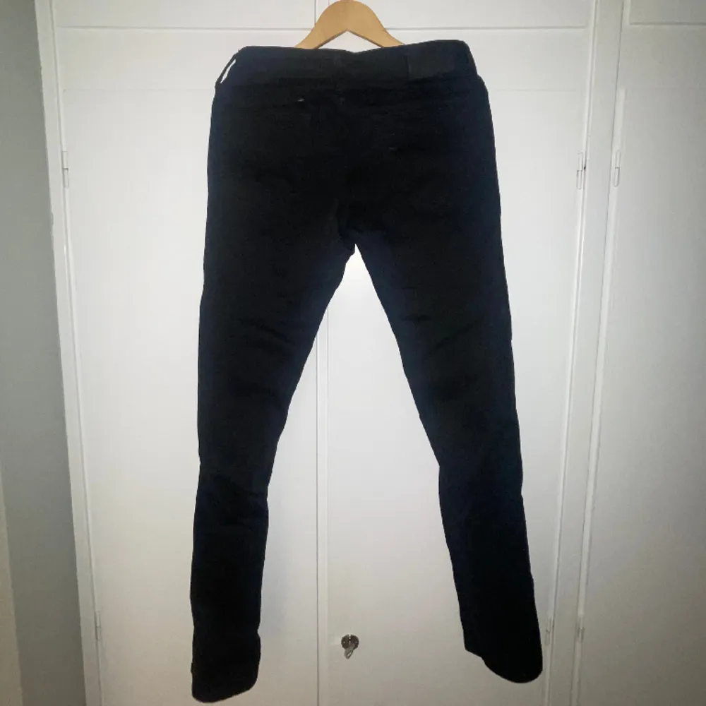 Svarta slim jeans i mycket bra skick från jack&jones☑️ Stl. L32 W32☑️ Sitter riktigt bra☑️. Jeans & Byxor.