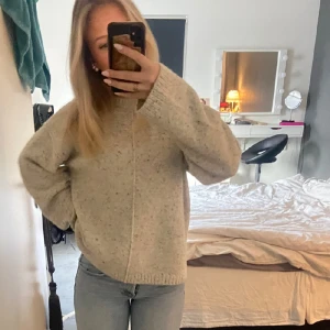 Stickad tröja  - Säljer min stickade tröja från bikbok. Den är knappt använd men är super fin och man kan ha den till allt. Köparen betalar för frakten 💕