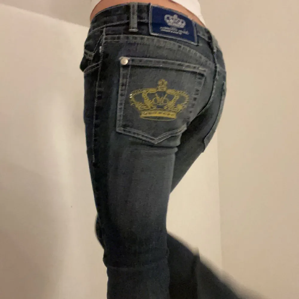 Intressekoll på mina Victoria Beckham jeans. Har själv gjort jeansen bootcut! Säljer bara för ett bra pris då jag är osäker på om jag vill sälja🙌köparen står för frakt . Jeans & Byxor.