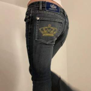 Intressekoll på mina Victoria Beckham jeans. Har själv gjort jeansen bootcut! Säljer bara för ett bra pris då jag är osäker på om jag vill sälja🙌köparen står för frakt 