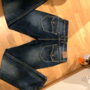 Mörkblå jeans - Ett par mörkblå vintage jeans med snygga fickor från Camp David. Modellen är i regular fit. Köpte dom på sellpy för 500kr men dom har inte kommit till andvändning💙