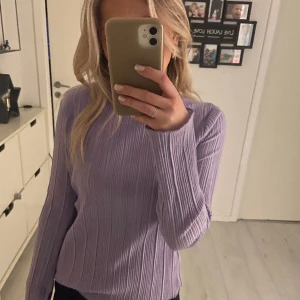 Långärmad  - Säljer min ribbade långärmade tröja från bikbok! Bra skick och säljer för 150!💞 Använd gärna köp nu!