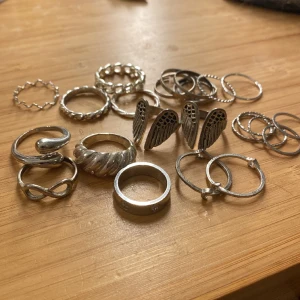 Silver ringar  - Säljer eftersom jag bytt till guld!🩷jätte fina ringar, de flesta är justerbara💗säljer alla för 150 men de går att diskutera såklart .