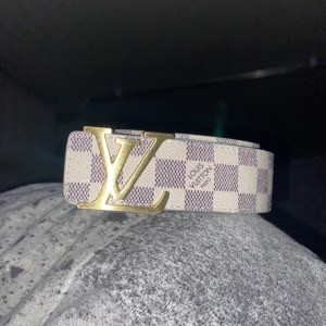 Lw bälte  - Ett lw bälte i bra skick finns en liten defekt vid hålen men inget man tänker på men därav priset 