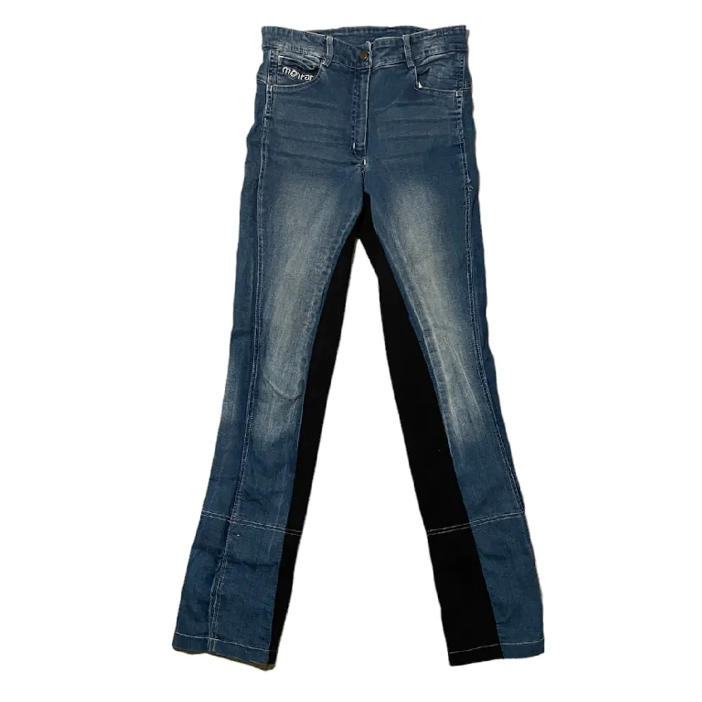 Feta jeans från montar med egensydda detaljer Ytterben 107 cm, innerben 75 cm, benöppning 18,5 cm, midja 36 cm Har tyvärr inga bilder med dem på men skriv gärna frågor😊 Fri frakt! . Jeans & Byxor.