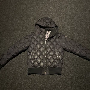 J.Lindberg jacka - | J.Lindberg jacka | Storlek: M | Skick: 7/10 | Pris: 799 | Defekter finns |