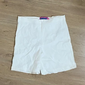 Shorts - Korta shorts från edikted i storlek xs. En aning see through. Sitter som en smäck. Oanvända. 🎀🎀
