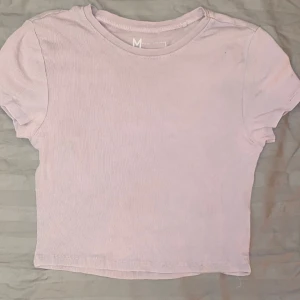 Kort t-shirt - Ljusrosa tight kort t-shirt🩷