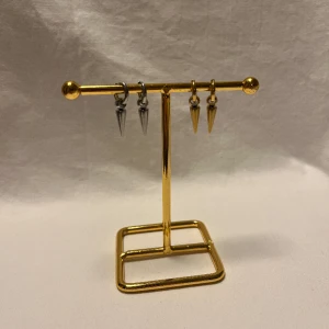 Örhängen  - Väldigt fina örhängen! Finns i silver och guld.  Köp för 89kr/st Eller 159kr/paret. Modell 140 Smyckes ställningen finns även att köpa för 299kr!
