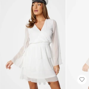 Vit klänning - Jättefin vit klänning, perfekt studentklänning. Säljer pga att jag valde en annan studentklänning. Nyskick, endast provad en gång. Nypris 599kr. Alla lappar sitter kvar. OBS!!Köparen står för frakt! Skriv för fler bilder eller info.