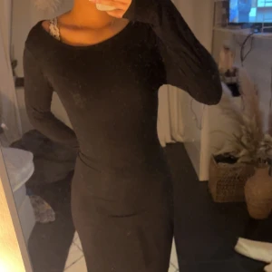 Svart lång klänning - Säljer denna svarta klänningen som jag nästan aldrig använt, jag vet tyvärr inte vart den är ifrån! På bilden drar jag in den vid midjan då den är för stor för mig men skulle säga att den passar någon i strl M/L 💕