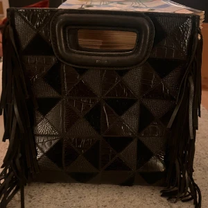 Maje väska - Maje väska, är i nyskick då jag bara andvänt den ett par gånger. Jag fick den i present förra året, det är en jättefin ovanlig modell som jag inte sett någon annan ha. 