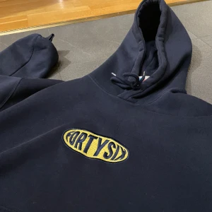 District46 - Säljer många av mina underbara plagg då jag uppgraderar garderoben.  Detta är min District46 Hoodie i Size L