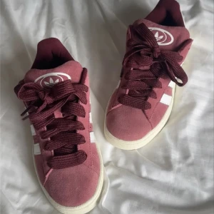 Campus 00 - Helt nya Adidas Campus 00❤️ Vinröd/rosa. Följer med vita snören! Ligger fortfarande i ordinarie lådan. Bud på 1 400kr💕