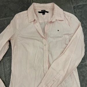 Skjorta - Jättefin skjorta från Tommy Hilfiger. Endast använd 1 gång så i nyskick! 