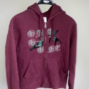 One of one hoodie - En snygg one of one hoodie som är perfekt nu t hösten med en höstig färg. 8/10 Äkta  Storlek: S Skicka om du undrar nåt👌🏼