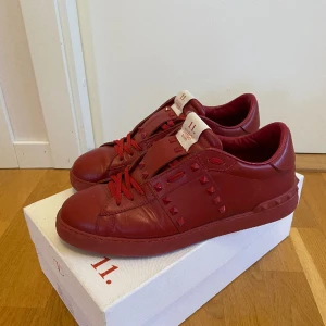 Valentino skor - Valentino Rockstud Untitled Rosso skor i fint skick. Sparsamt använda. Box och dustbags finns. Strl 44. Mvh Albin