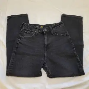 Ett par svarta jeans från Lee som är för små. Midja: 31cm, Innerbenslängd: 60cm, ytterbenslängd: 86cm, lår mått: 21cm, Grenhöjd: 26cm