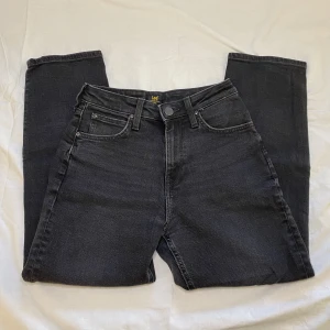 Lee jeans - Ett par svarta jeans från Lee som är för små. Midja: 31cm, Innerbenslängd: 60cm, ytterbenslängd: 86cm, lår mått: 21cm, Grenhöjd: 26cm