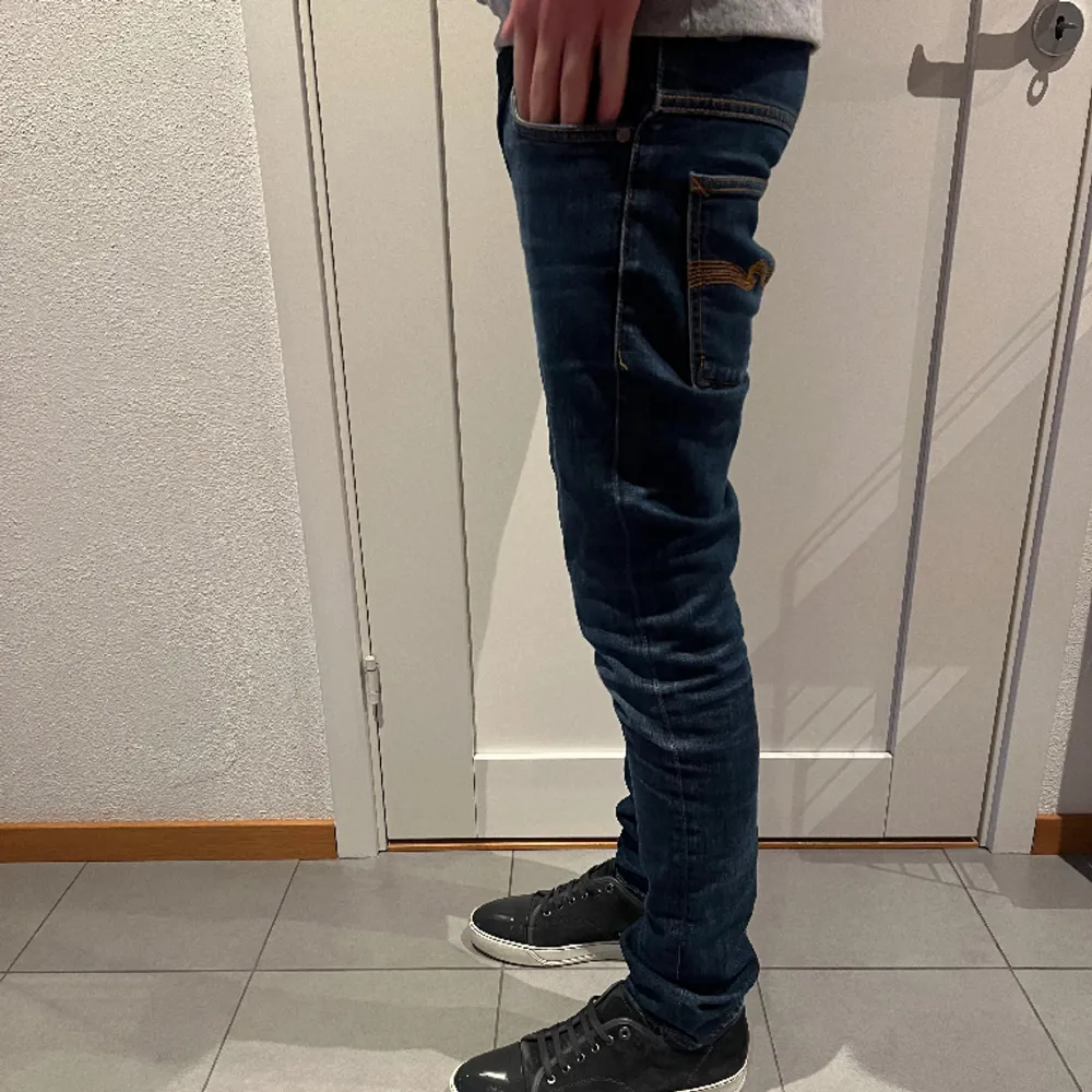 Ett par Jeans från Nudie i grymt skick! Dem är knappt använda och nästintill nya! Slim fit! Modellen på bilden är 184cm och väger 68kg! Vid frågor hör av er!😁 Nypris 1500kr. Jeans & Byxor.