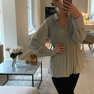 Lång blus - Lång sommrig blus från H&M, aldrig använd. I ljusgrön färg 👌🏼✨