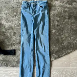 Ett par Levi’s jeans i modellen 724 HIGH RISE STRAIGHT, men sitter dock mer som mid waist jeans. Storlek 26, jag är 170, men dock är de lite för långa för mig. De är stretchiga och därmed väldigt sköna att använda. 