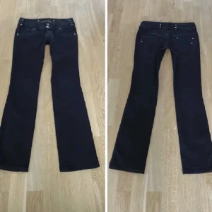 Lågmidjade jeans  - As snygga lågmidjade jeans från Gina, köpta på Plick men för stora så lånade bilder. Skriv om ni har frågor eller vill ha fler bilder! Skriv till mig innan du använder köp nu! 💕