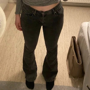 Bootcut jeans - Ett par low waist bootcut jeans, storlek 36 från Gina i jättefint skick🙌🏼 köpta här på Plick men säljer vidare pga att de tyvärr var lite långa på mig 💕nypris 499 kr, säljer för 175 kr + frakt 🤗