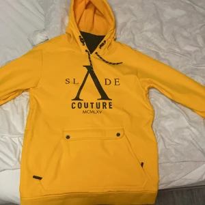 Skidjacka - En skidjacka från slade couture men en innbyggd typ av buff den har dragkedja som man kan öppna för armarna om det blir varmt den har även en ficka på underarmen på vänster arm som du kan lägga liftkortet du kan blippa liftkortet genom fickan