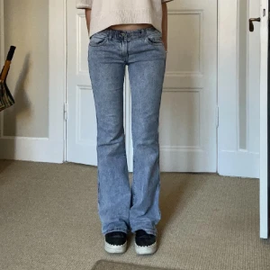 Lågmidjade bootcut jeans - Säljer dessa superfina lågmidjade jeansen från brandy Melville. De är i onesize men passar xs/s💕💕