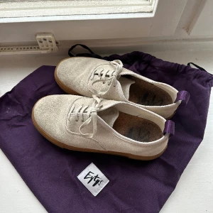 Eytys sneakers  - Ljusgrå sneakers i mocca med beige sula. Använda ett fåtal gånger. Tygkasse ingår. Perfekta till våren! 