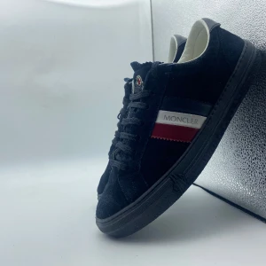 Moncler skor - Säljer dessa snygga Moncler Monaco i storlek 44. Bra passform och mycket sköna.  Priset kan diskuteras. 